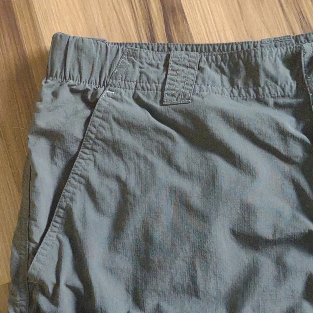Columbia Men's shorts. Size 34W 10L Green khaki‎ Omni-shade